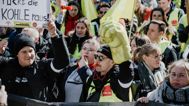 Junge Demonstrierende stehen dicht nebeneinander und sind mit Trillerpfeifen, verdi Westen, Schildern, Fahnen und Arbeiterfaust Handschuh ausgestattet am verdi Jugendstreiktag der Tarifrunde öffentlicher Dienst Bund und Kommunen in Gelsenkirchen 2023