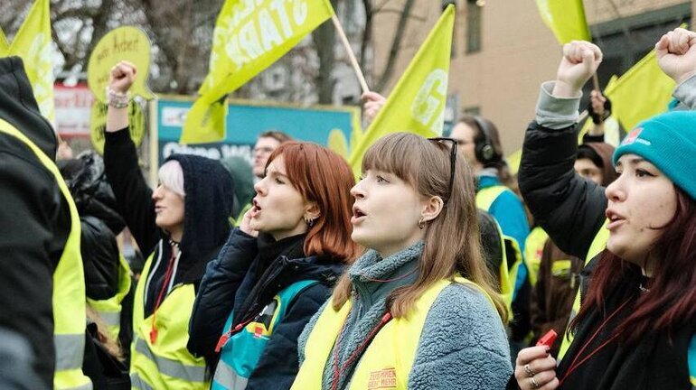 streikende Frauen mit Trillerpfeifen und Mützen im Unstoppbar-Design.
