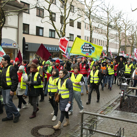 Demo Streikender bei der zweiten Verhandlungsrunde der Tarifrunde öD Bund und Kommunen
