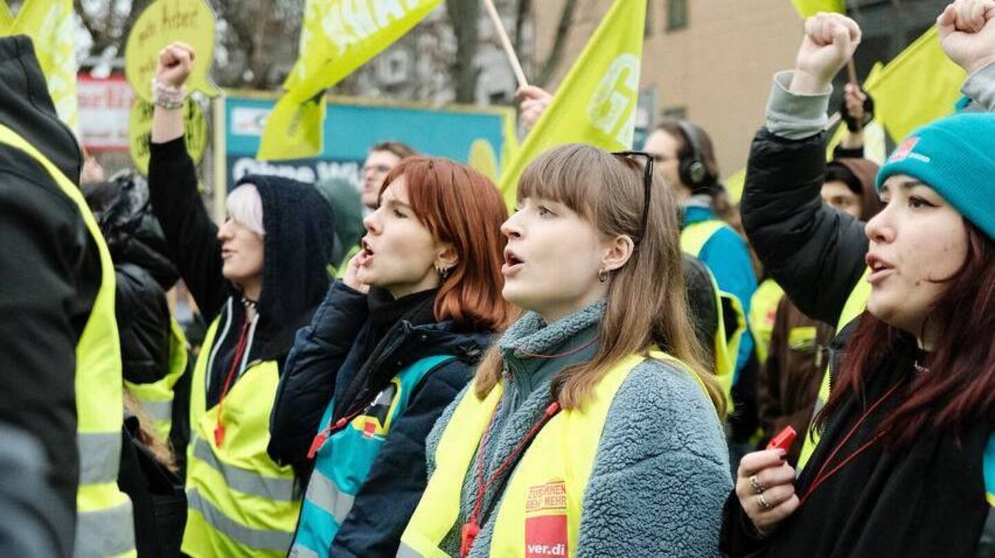 streikende Frauen mit Trillerpfeifen und Mützen im Unstoppbar-Design.