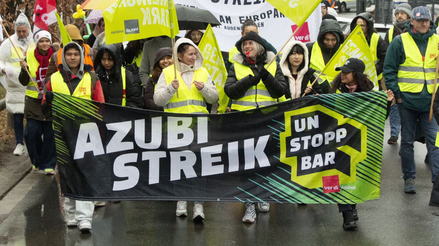 Streikende mit Banner bei der zweiten Verhandlungsrunde der Tarifrunde öD Bund und Kommunen