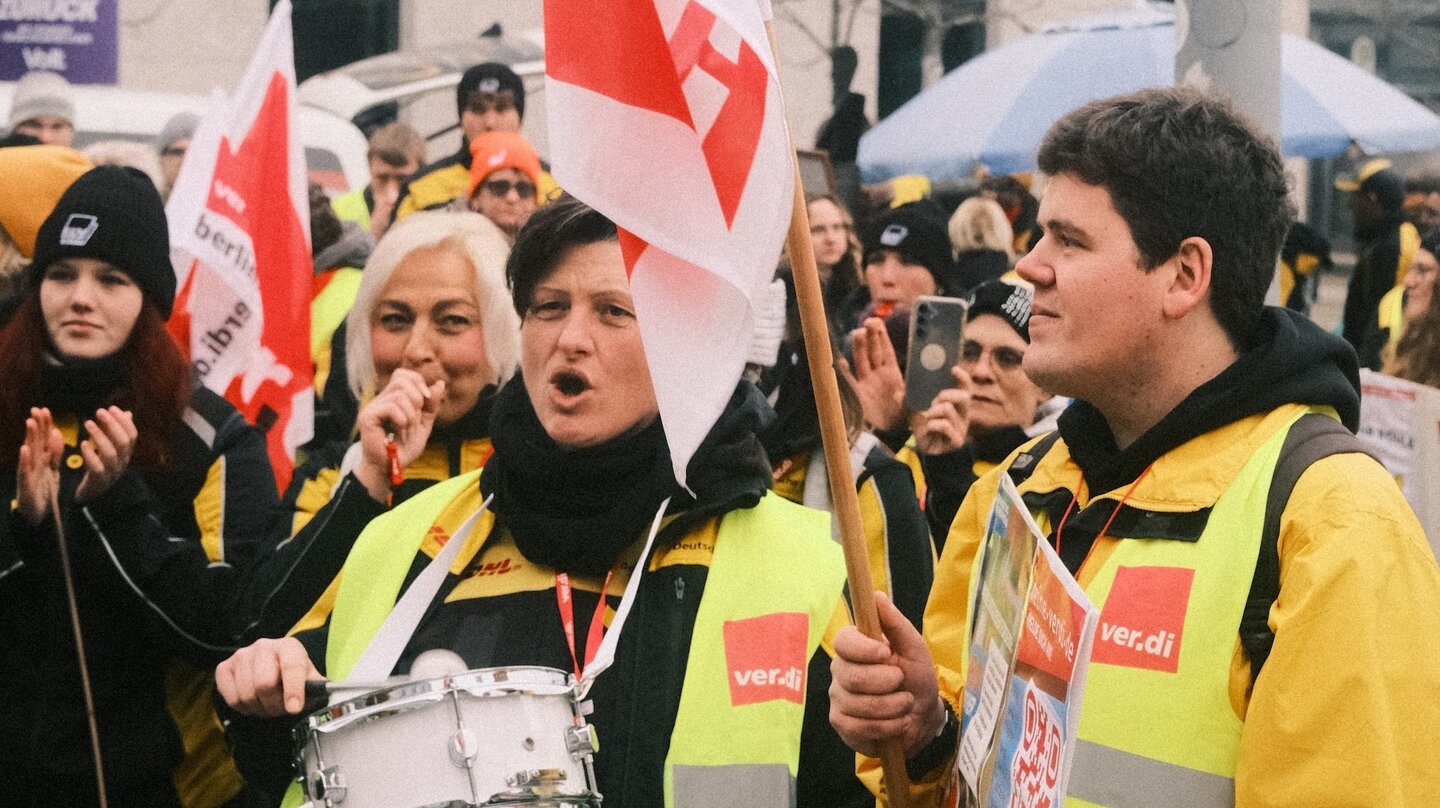 Streikende in der Tarifrunde Post in Halle (Saale)